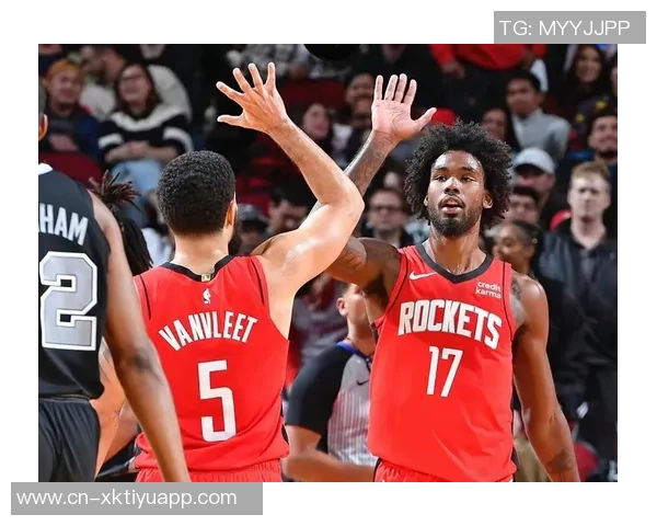 伦纳德精彩变向晃倒伊森强攻内线造成对手犯规引发全场欢呼